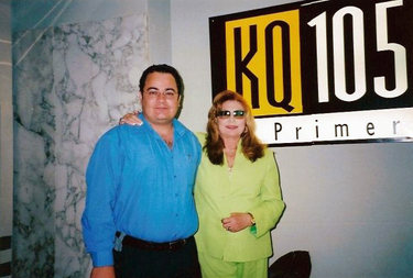 Rocío y Néstor E. Martínez en los estudios de Univisión Radio