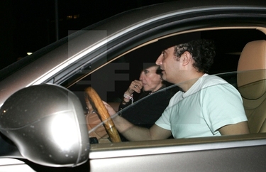 Fidel Albiac acompañado de Rosa abandonan en un automóvil la clínica Montepríncipe
