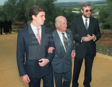 El rejoneador Álvaro Domecq Díaz y su nieto Luis Domecq acuden al enlace matrimonial de Rocío Jurado y José Ortega Cano