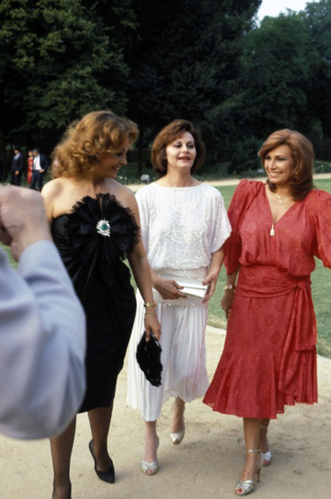 Carmen Sevilla, Rocío Dúrcal y Rocío Jurado, paseando por los jardines del Palacio Real de Madrid.
