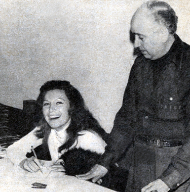 José María Cantón, jefe de taller, y Rocío durante una visita a la empresa Gráficas Espejo.