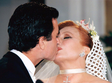 Rocío y José Ortega Cano se besan al término de la ceremonia religiosa de su enlace matrimonial