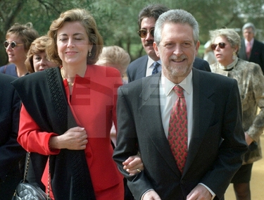 El alcalde de Sevilla, Alejandro Rojas Marcos, y su esposa acuden al enlace matrimonial de Rocío Jurado y José Ortega Cano