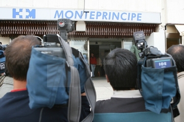 Periodistas, cámaras y fotógrafos de distintos medios acudieron a la clínica Montepríncipe de Madrid