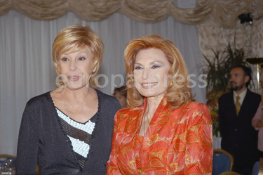 Rocío Jurado y Laura Valenzuela en una imagen cuando Rocío recibe el Premio «Estrella de Oro»