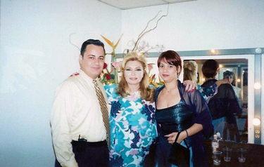 Rocío y Néstor E. Martínez en el camerino del Centro de Bellas Artes Luis A. Ferré