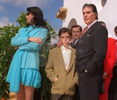 Jaime Ostos junto a su esposa María Ángeles Grajal y su hijo acuden al enlace matrimonial de Rocío Jurado y José Ortega Cano