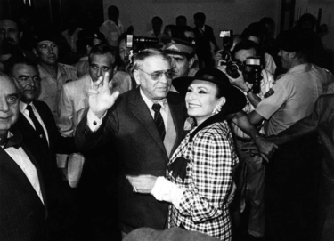 Frank Sinatra a su llegada al madrileño aeropuerto de Barajas, donde fue recibido por Rocío Jurado