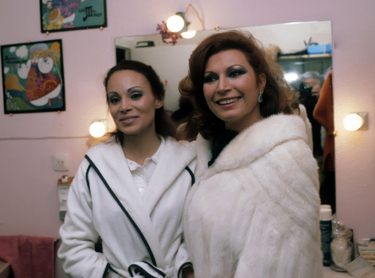 Rocío Jurado junto con Paloma San Basilio durante un acto público