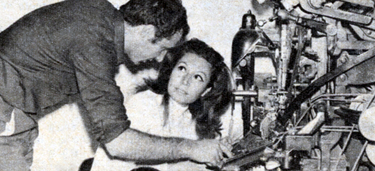 Un linotipista explica a Rocío la máquina durante una visita a la empresa Gráficas Espejo.