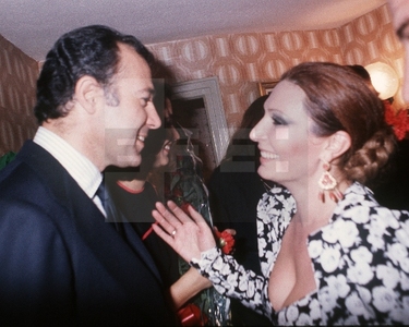 Alfonso de Borbón felicita a Rocío al término de un recital