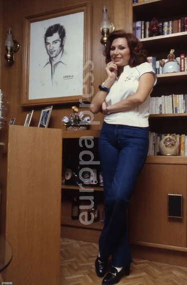 Rocío Jurado posando en su casa de Madrid