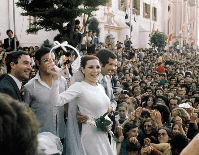 Rocío Jurado y Pedro Carrasco a la salida de la iglesia