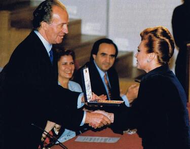 El Rey don Juan Carlos entrega a Rocío Jurado la Medalla de Oro al Mérito en las Bellas Artes
