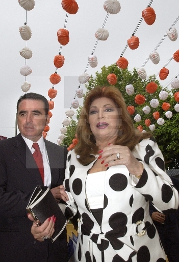 Rocío y José Ortega Cano caminan por el Real de la Feria