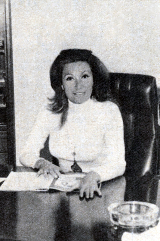 Rocío Jurado en el despacho de don Joaquín Valdés, presidente del Consejo de Administración de Gráficas Espejo.