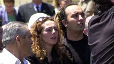 Rocío Carrasco, y Fidel Albiac, tras el féretro con los restos mortales de su madre.
