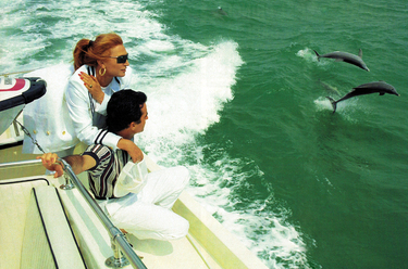 Rocío Jurado y José Ortega Cano observando delfines