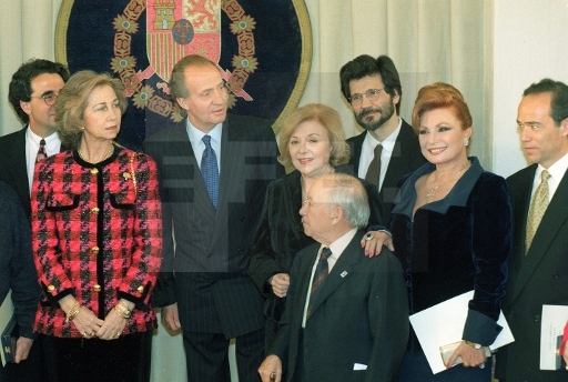 Los Reyes de España posan con Santiago Calatrava, Amparo Soler Leal, Rocío y Victor Erice