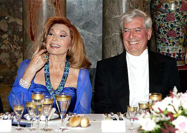 Rocío Jurado y Mario Vargas Llosa durante la cena ofrecida por los Reyes en el Palacio Real de Madrid