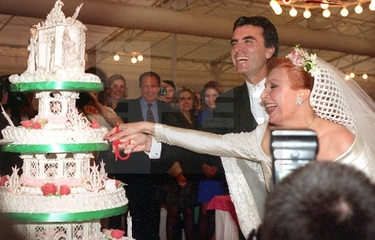 José Ortega Cano y Rocío cortan la tarta nupcial tras casarse.