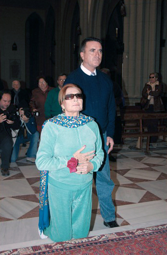 Rocío Jurado rezando en la basílica junto a José Ortega Cano