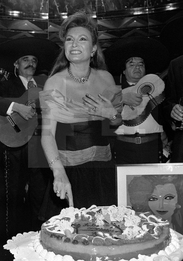 Rocío celebrando su cumpleaños con una cena multitudinaria seguida de una fiesta en la discoteca MAU MAU