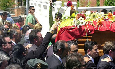 Isabel Pantoja deposita flores sobre el féretro de Rocío Jurado