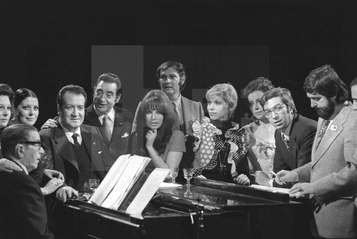 Manuel López Quiroga y Rafael de León, y los cantantes Lolita Sevilla, Pepe Blanco, Rocío y Encarnita Polo