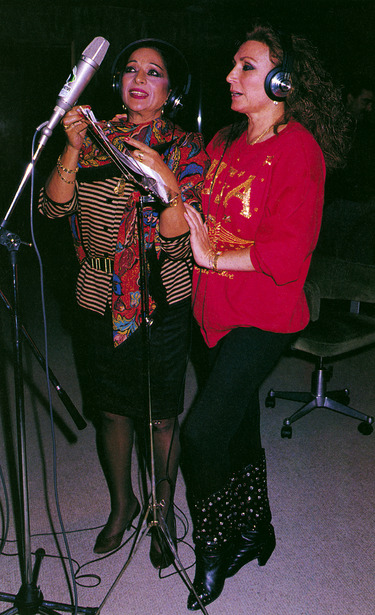 Rocío y Lola Flores interpretan juntas la canción «Dejándonos la piel»