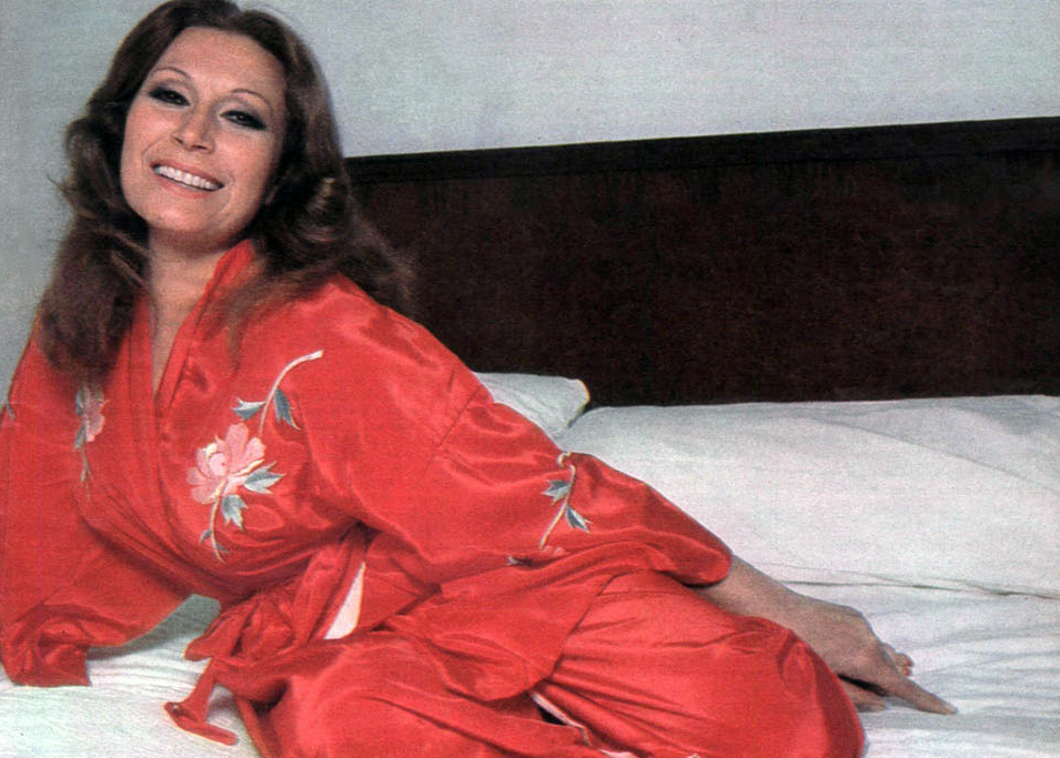 Rocío Jurado entrevistada en el lugar que parecía más idóneo, la cama.