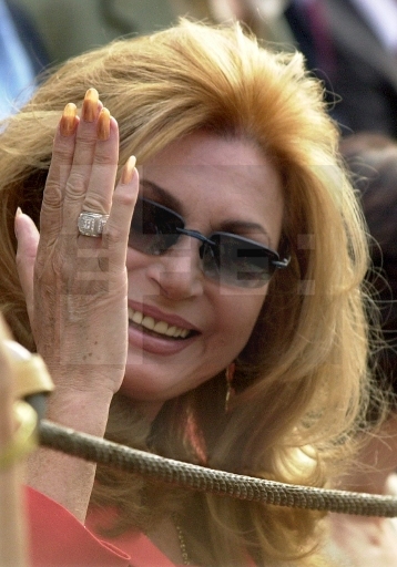 Rocío saluda desde la barrera en la que asiste a la Corrida de La Prensa celebrada en la Monumental de Las Ventas