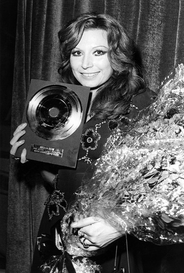 Rocío Jurado recibiendo un premio