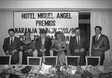 Rocío ha recibido el premio «Limón 1989» de manos de los periodistas Agustín Trialasos y Carlos Herrera