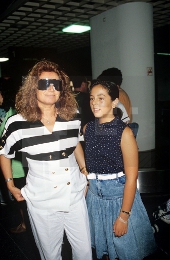Rocío Jurado con su hija Rocío Carrasco tras su llegada al aeropuerto de Ibiza donde actuará en la gala de Lady España
