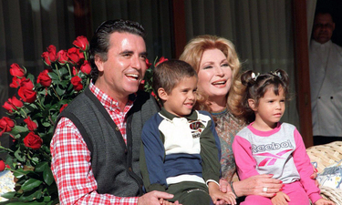 Rocío Jurado y José Ortega Cano posan junto a sus dos hijos adoptivos José Fernando y Gloria Camila