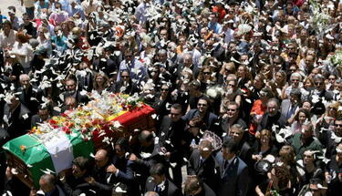 La multitud rodeó al féretro en su camino al cementerio