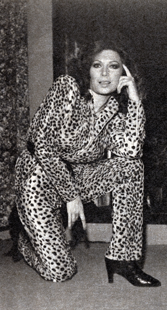 Rocío Jurado luce en estas fotografías unos modelos de la casa Godelia. Mono de terciopelo estampado en motivo de leopardo.