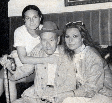 Rocío Jurado con su hermana Gloria Mohedano y su abuelo Antonio.