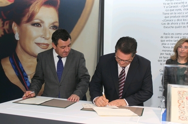 José Loaiza y Antonio Peña durante la firma del convenio para la apertura del Museo Rocío Jurado