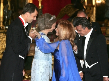 El príncipe Felipe y la Reina Sofía saludan a Rocío y José Ortega Cano