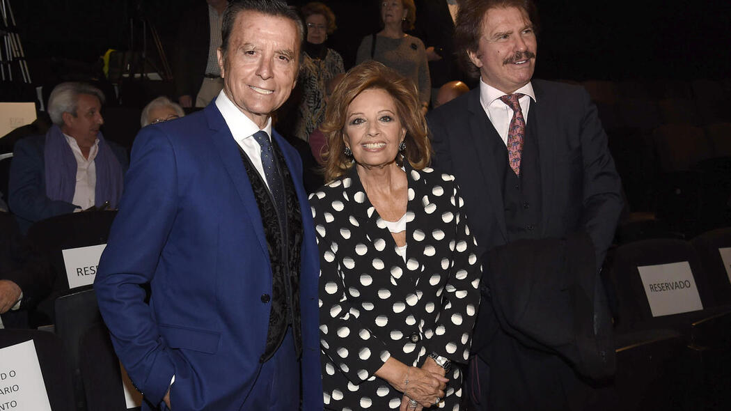 José Ortega Cano, María Teresa Campos y Bigote Arrocet en la presentación del sello Rocío Jurado.