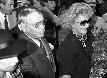 Frank Sinatra y su esposa, Bárbara, a su llegada al aeropuerto de Barajas, donde fueron recibidos por Rocío