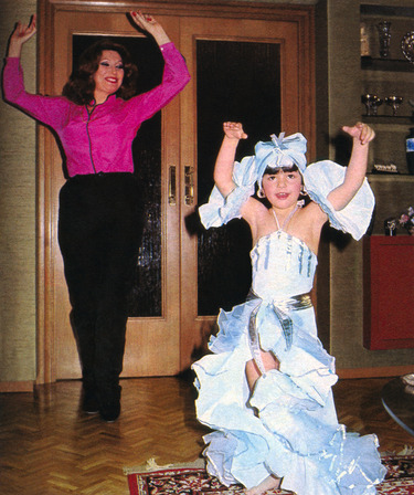 Rocío y la niña Rociíto, bailando sambas.