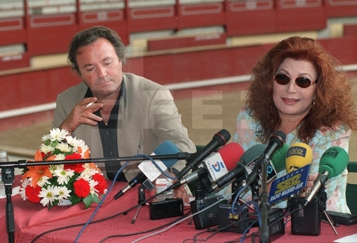 Rocío acompañada de su hermano Amador Mohedano durante la rueda de prensa celebrada en la plaza de toros de Leganés