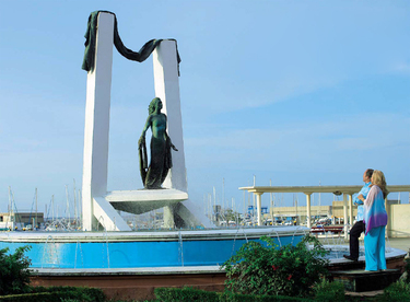 Amador Mohedano y Rosa Benito admiran el monumento dedicado a Rocío Jurado