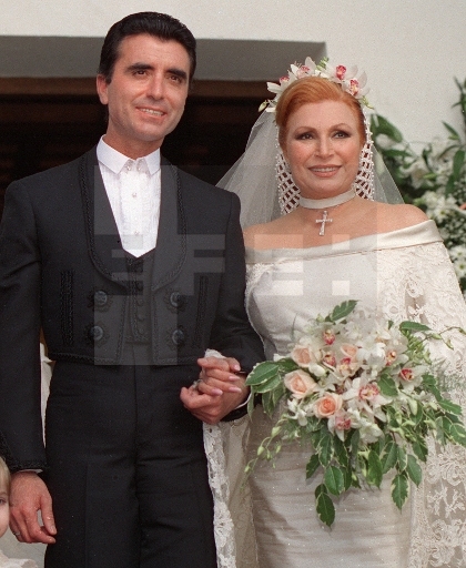 Rocío y José Ortega Cano a la salida de la ceremonia religiosa de su enlace matrimonial