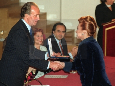 El rey don Juan Carlos hace entrega a Rocío Jurado de la Medalla al Mérito en las Bellas