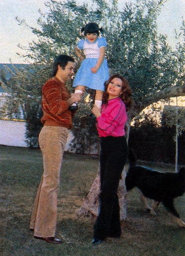 Pedro Carrasco, Rocío y la niña Rociíto en el jardín de la casa.