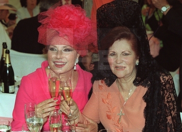 Rocío Jurado y una invitada brindan durante la fiesta celebrada con motivo del enlace de Rocío Carrasco